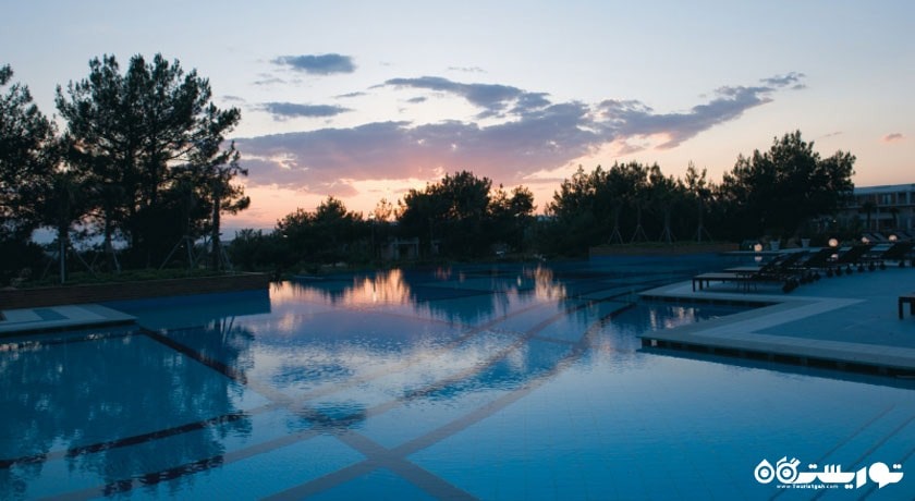 استخر روباز هتل در شب